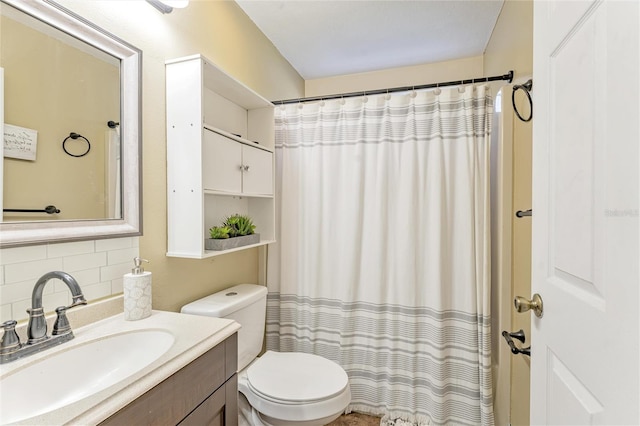 full bath featuring tasteful backsplash, a shower with curtain, vanity, and toilet