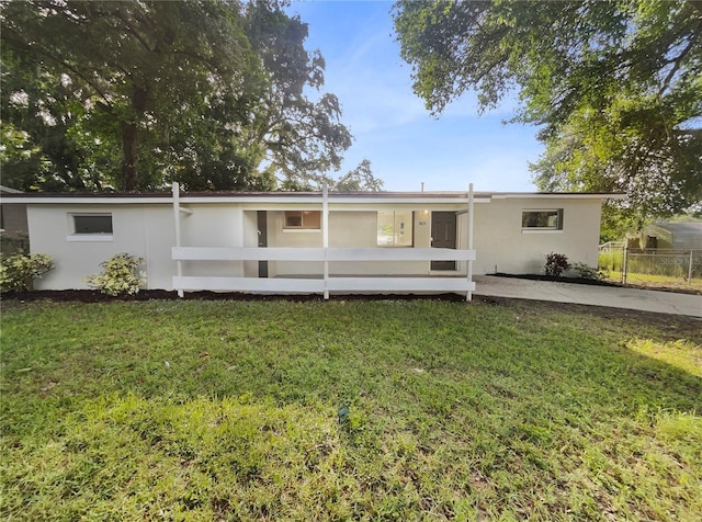 back of house featuring a lawn