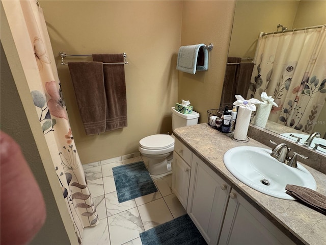 bathroom with toilet, a shower with shower curtain, and vanity