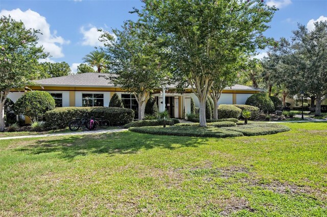 view of front of property featuring a front lawn