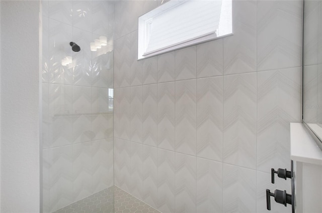 bathroom featuring a tile shower