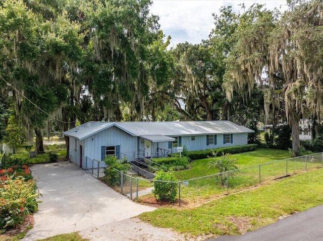 single story home featuring a front yard