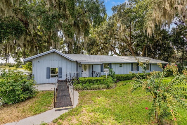 ranch-style home featuring a front lawn