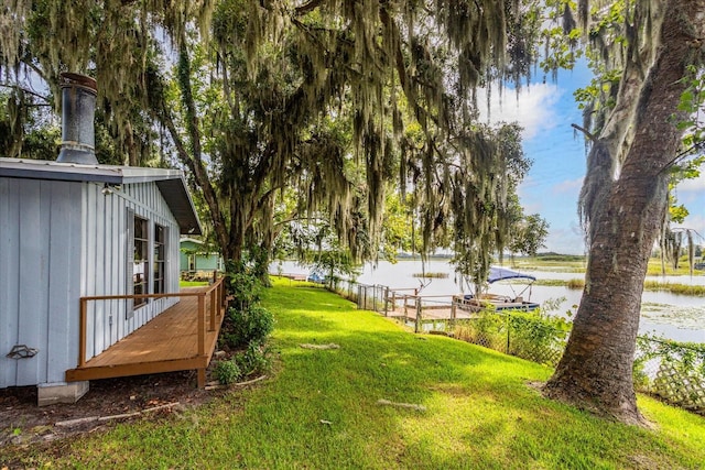 view of yard featuring a water view