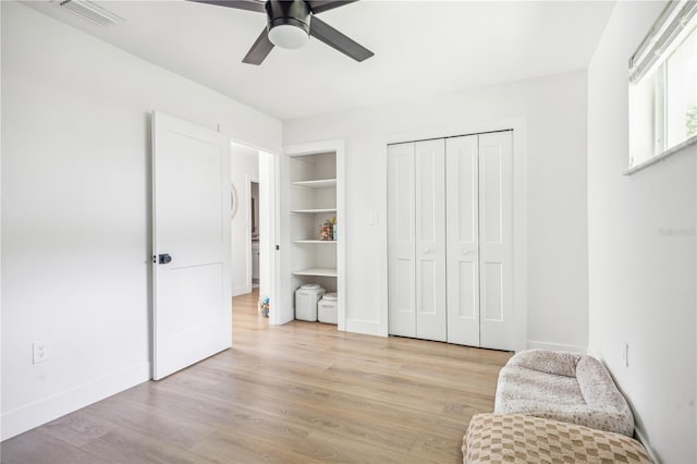 bedroom with light hardwood / wood-style floors, a closet, and ceiling fan