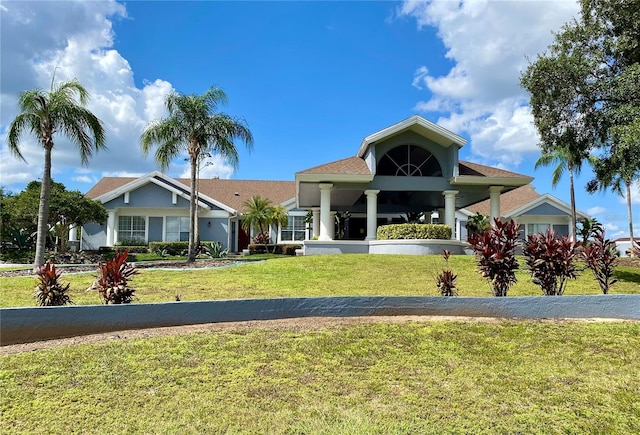 view of front facade featuring a front lawn