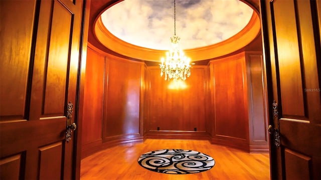 room details with an inviting chandelier and wood-type flooring