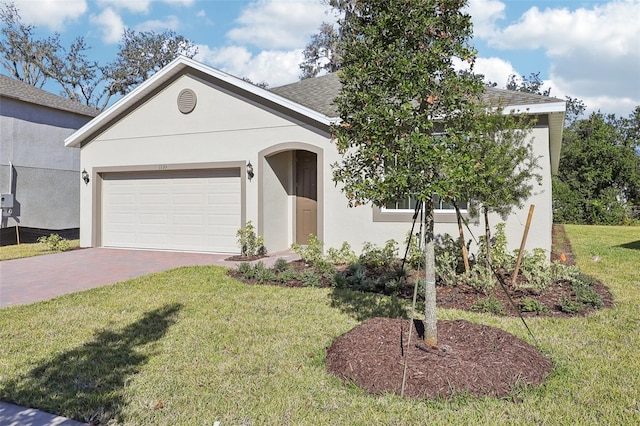 view of front facade featuring a front lawn and a garage