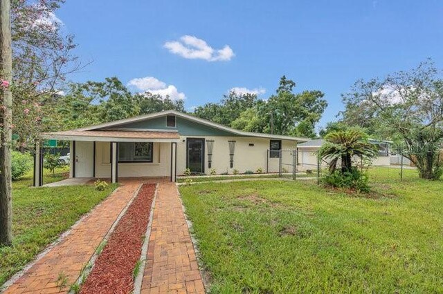 view of front of property featuring a front lawn