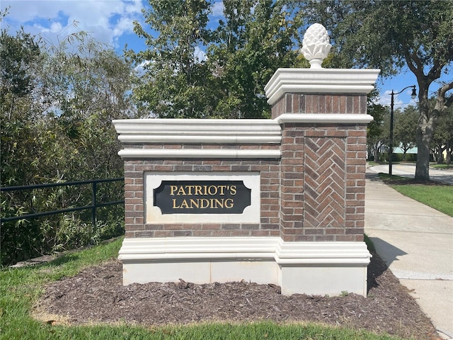 view of community / neighborhood sign