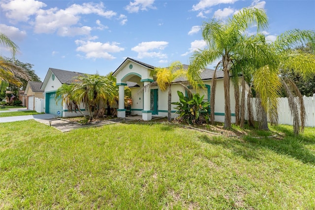 view of front of property featuring a front yard