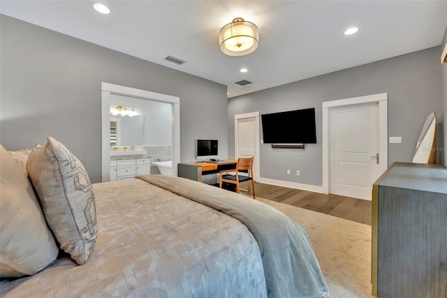 bedroom featuring light wood-style floors, baseboards, visible vents, and recessed lighting