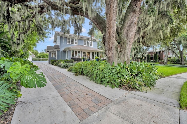 view of front of house featuring a front lawn