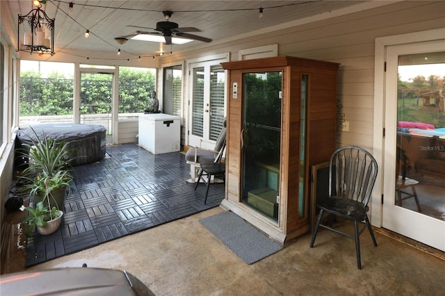 sunroom / solarium featuring ceiling fan