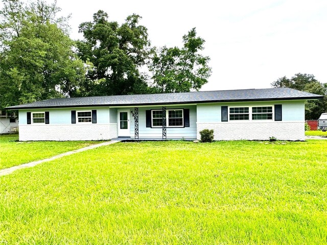 single story home with a front lawn