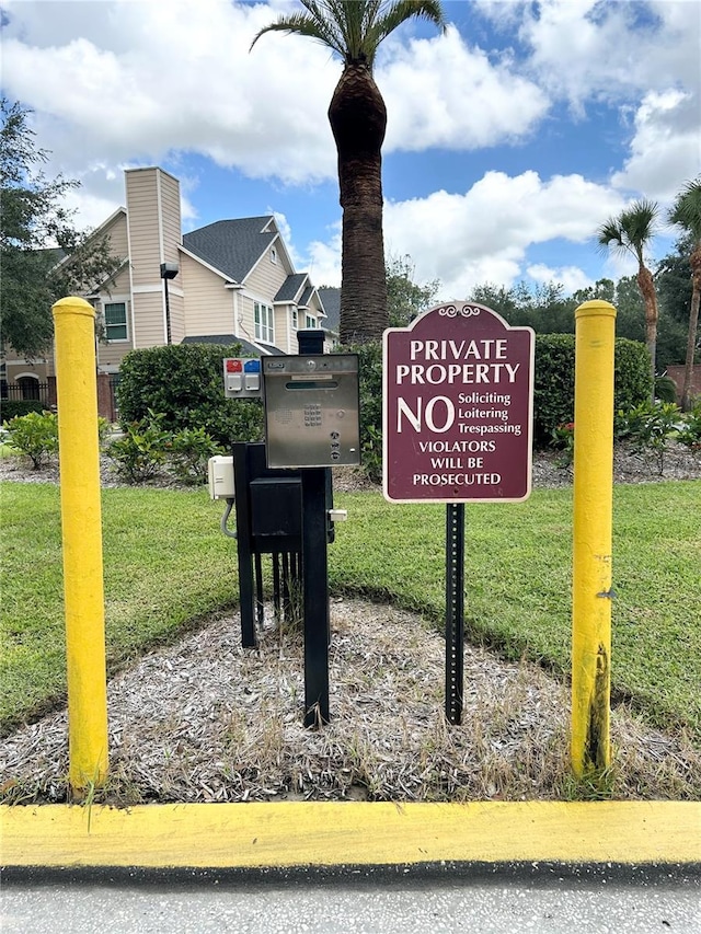 community / neighborhood sign featuring a yard