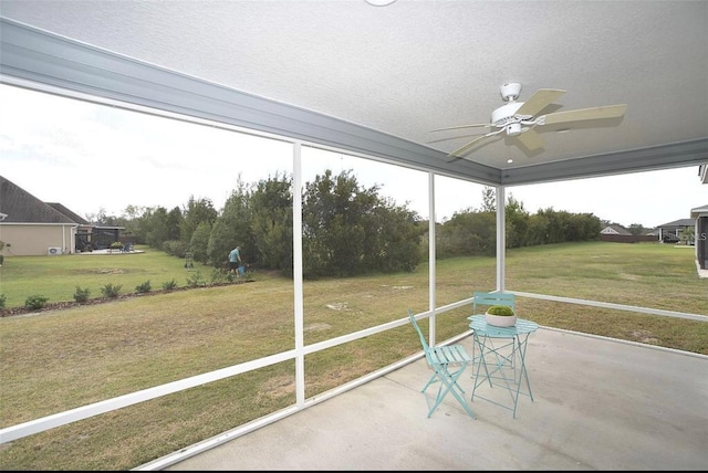 sunroom with ceiling fan