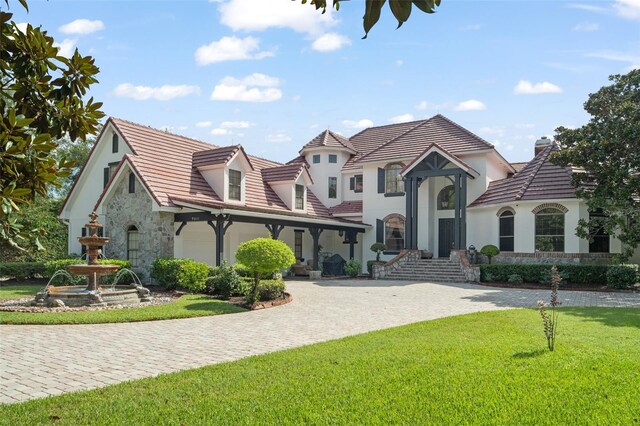 view of front of property featuring a front lawn