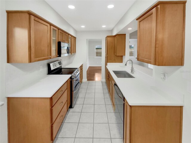 kitchen with sink, appliances with stainless steel finishes, and light wood-type flooring