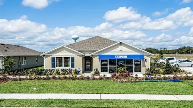 view of front of property featuring a front lawn