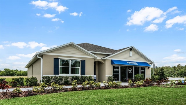 view of front of home featuring a front lawn