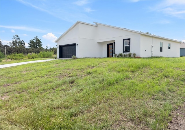 view of front of house with a front lawn and a garage