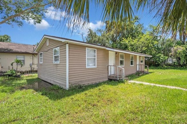 view of front of home featuring a front lawn