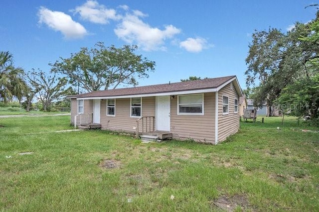 view of front of property featuring a front lawn