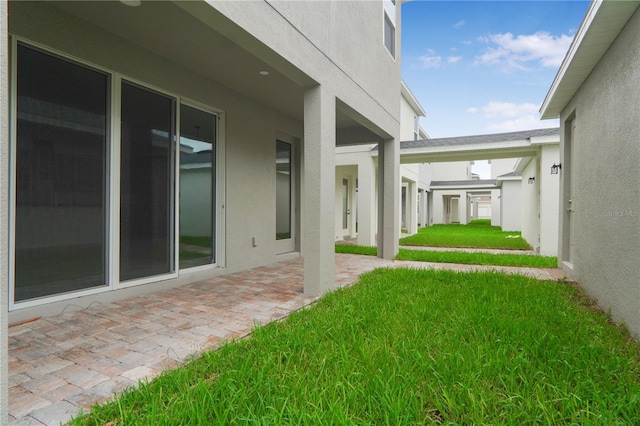 view of yard featuring a patio