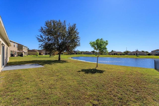 view of yard featuring a water view