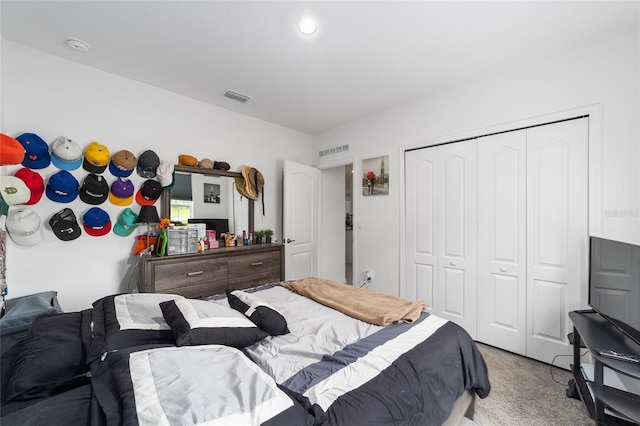 bedroom with carpet flooring and a closet