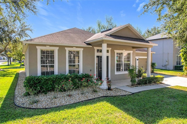 view of front of property featuring a front lawn