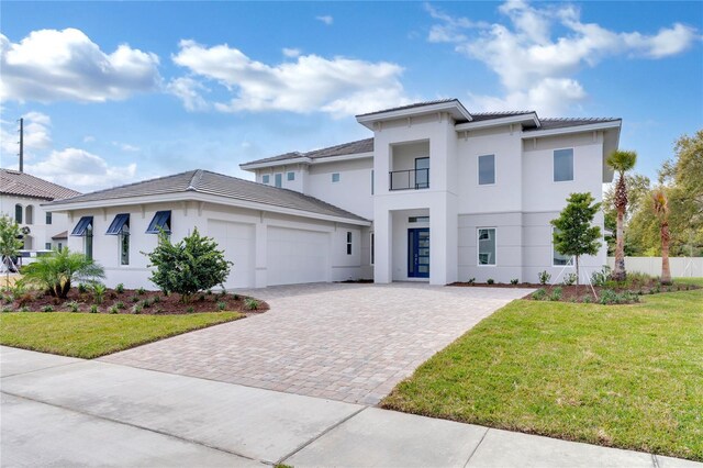 view of front of house featuring a garage and a front yard