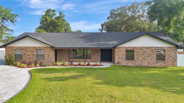 single story home featuring a front lawn