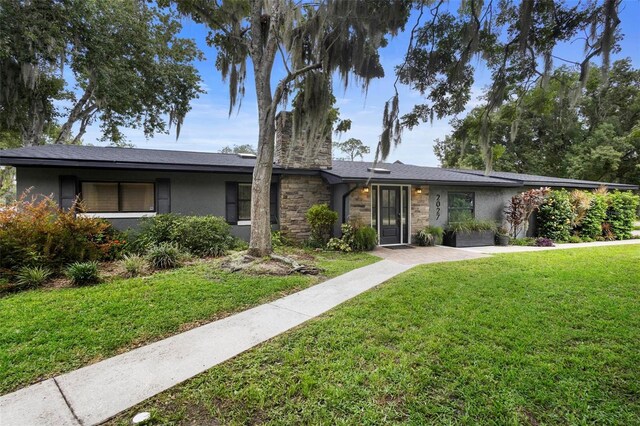 single story home with a front yard