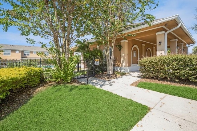 view of front facade featuring a front lawn