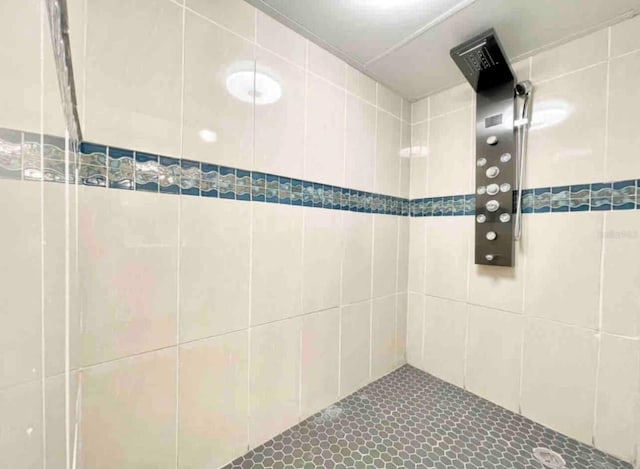 bathroom featuring tiled shower