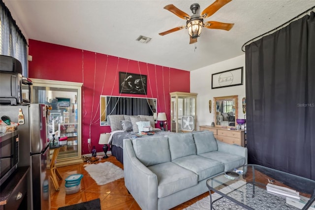 bedroom with ceiling fan