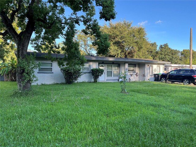 ranch-style house featuring a front yard