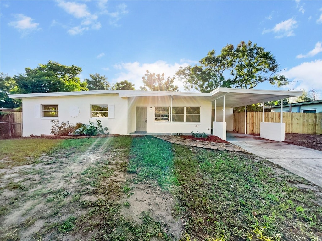 view of front of house featuring a front lawn and a carport