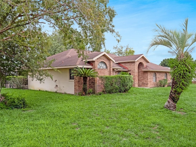 single story home with a front lawn