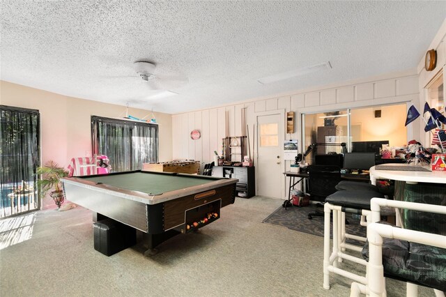 game room with ceiling fan, a textured ceiling, light carpet, and pool table