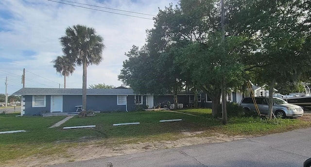 view of front facade featuring a front yard