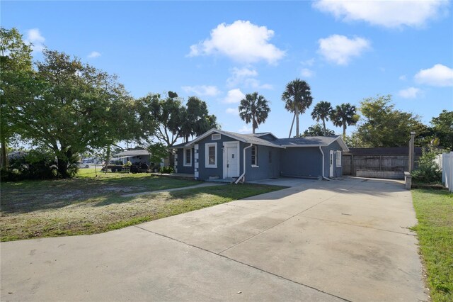 single story home with a front lawn