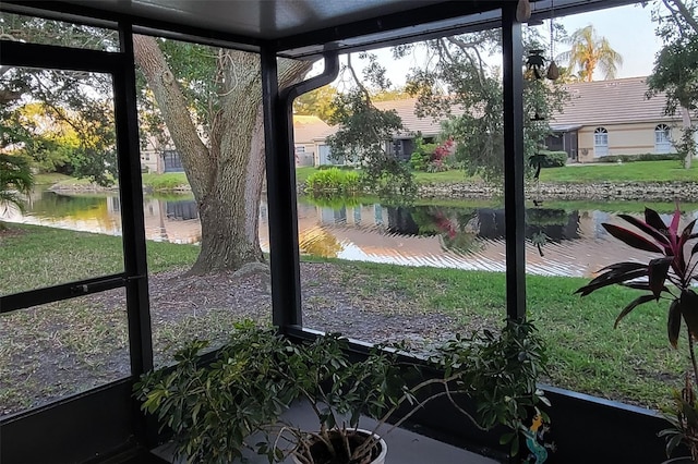 view of yard featuring a water view