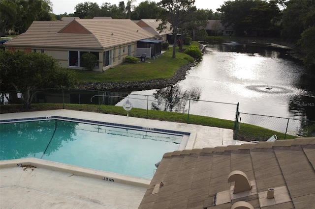 view of pool featuring a water view