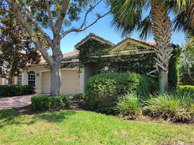 view of front of property featuring a garage and a front yard