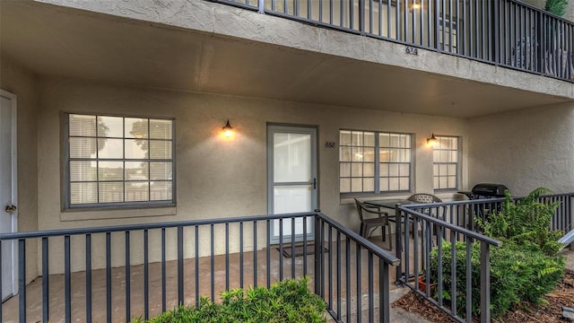 property entrance featuring a balcony