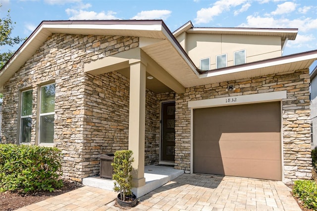 view of front facade featuring a garage