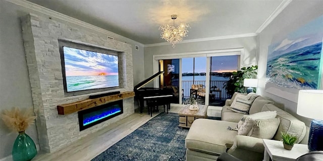 living area with dark wood-style floors, ornamental molding, and a notable chandelier